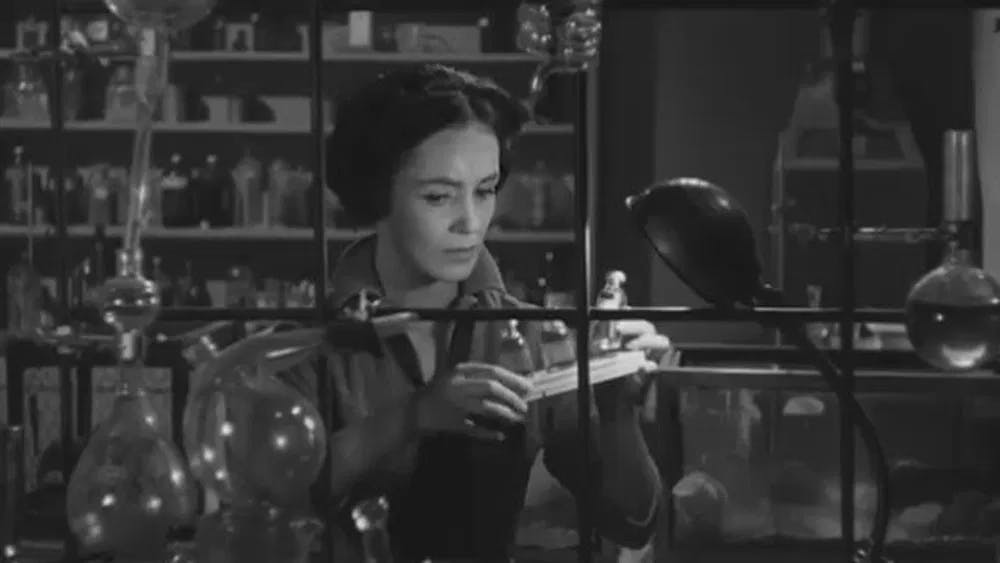 Beauty test: Susan Cabot will do anything to remain youthful in "The Wasp Woman" / Photo courtesy of Fesfilms.